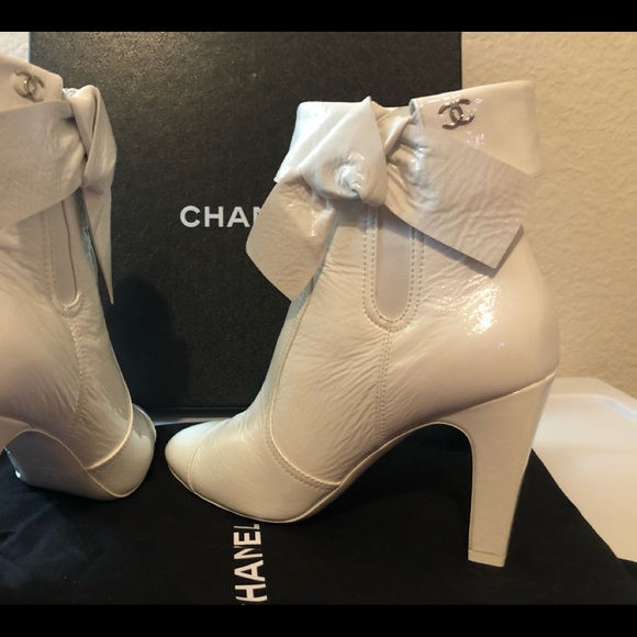 Chanel white  crumpled lambskin short boots - Picture 2 of 4